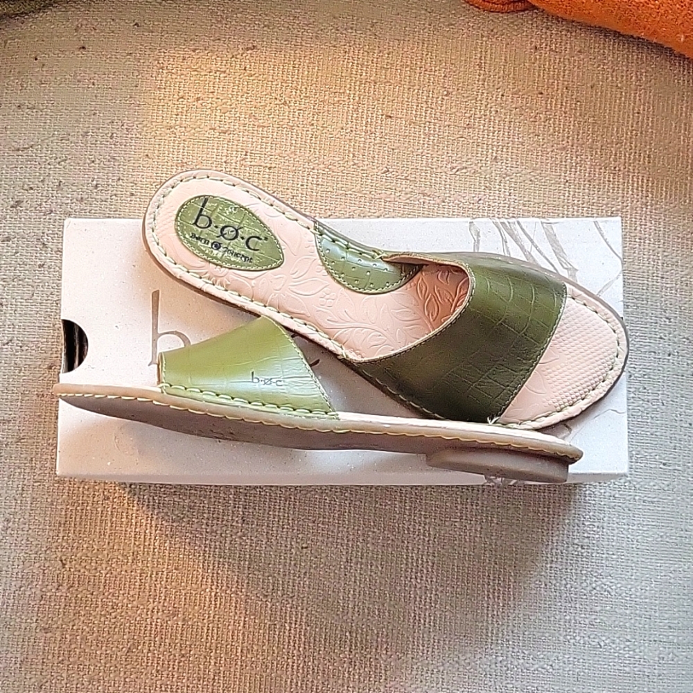 BOC Born Concept Sandals Flats Green Women's 9 NIB